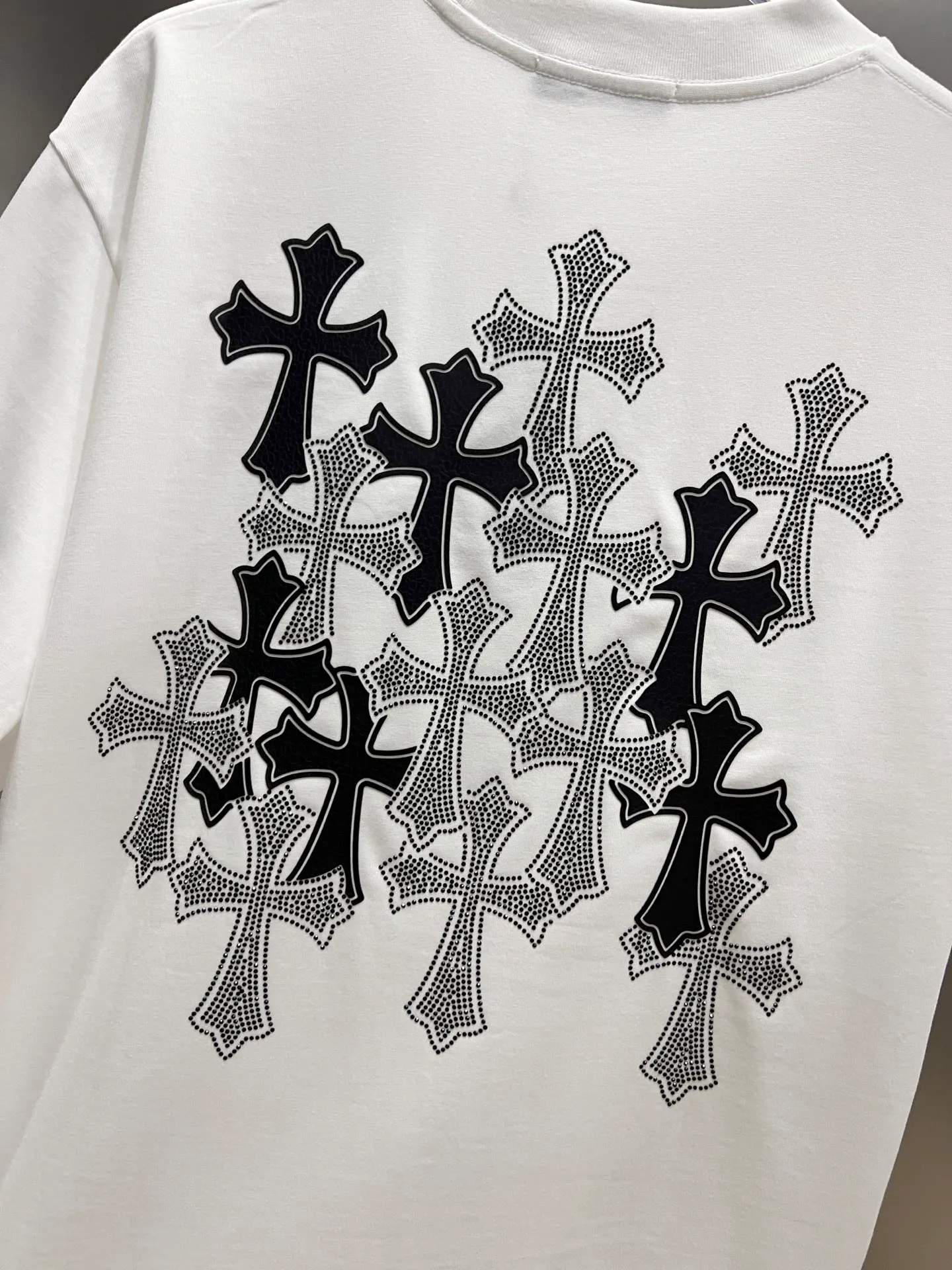 🅿️190 CH Crow 2025 Autumn and Winter New Short-sleeved T-shirt Cross leather craft Customized hardware metal + Middle Eastern Australian diamond design craft The real thing is great🔥Same style for men and women, loose version Size S M L XL XXL Five sizes Black White Angora Red